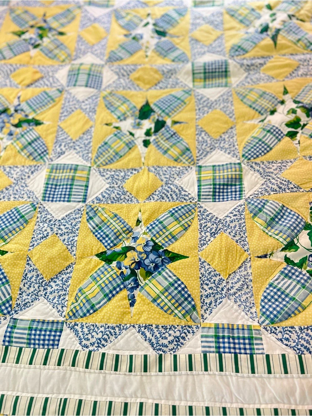 Vtg Plaid Ivy Ditsy Floral Quilt Hand Quilted 82x66” Cotton